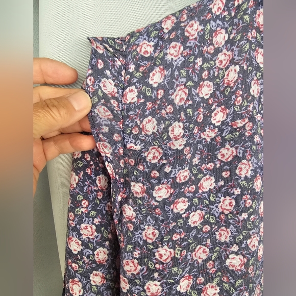 Lauren Conrad long sleeve Blouse XL Ruffle Style Roses - Picture 7 of 7